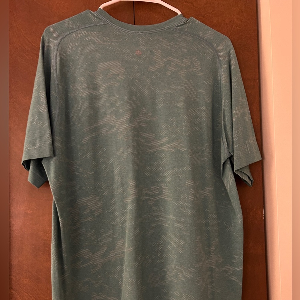 Men’s Lululemon Workout shirt, Size Large